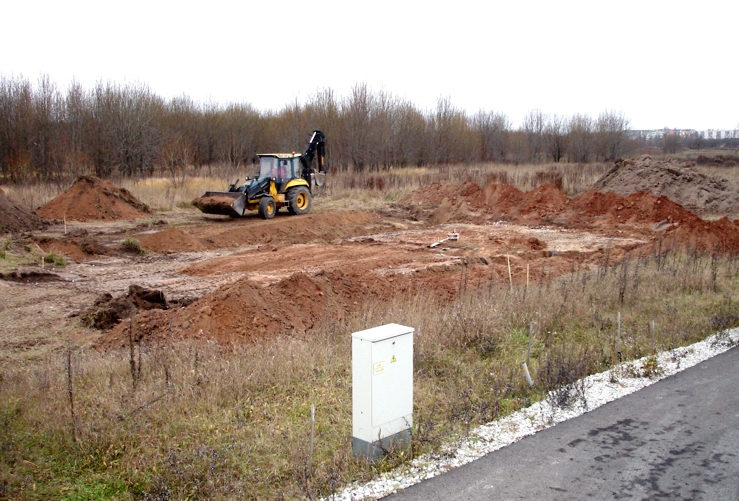 Teostatud tööd: mullakamara koorimine, tasandustööd vundamendikraavi kaevamine killustikupadja tegemine kanalisatsiooni kaevamine  tagasitäide ja tasandustööd